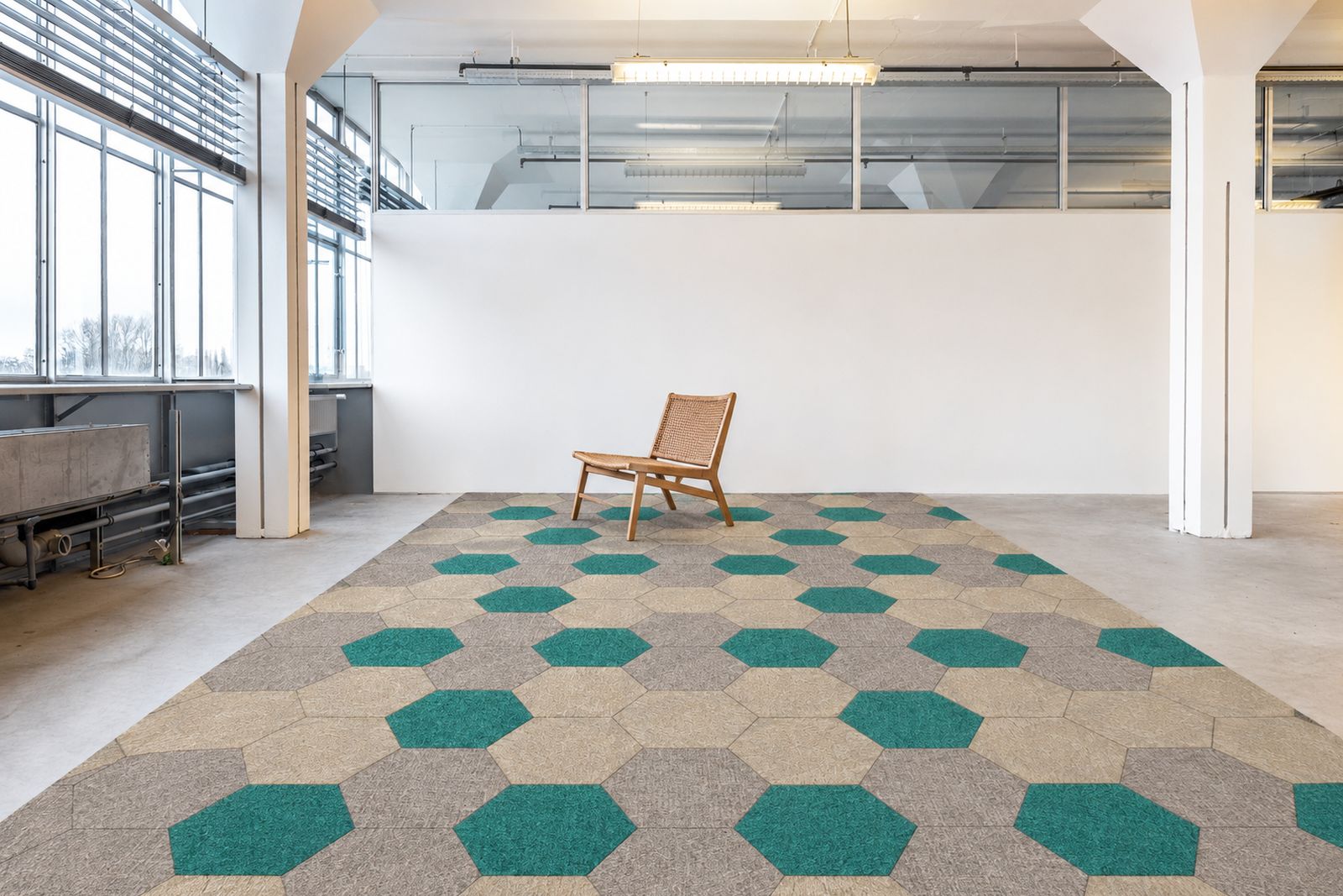 Vloer van turquoise en beige zeshoekige tapijttegels