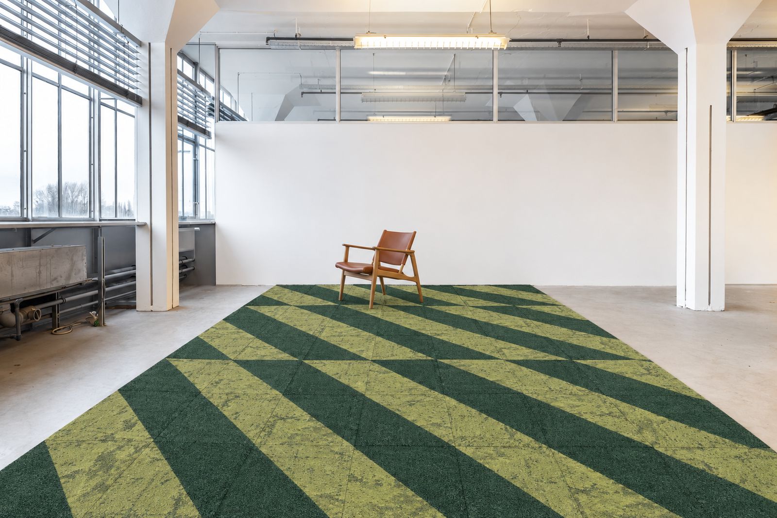 Vloer van groene tegels in diagonale banen met een houten stoel