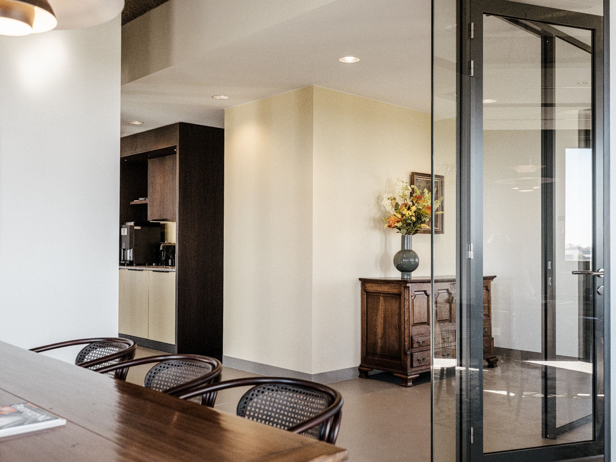 Vergaderruimte met glazen wanden en pantry